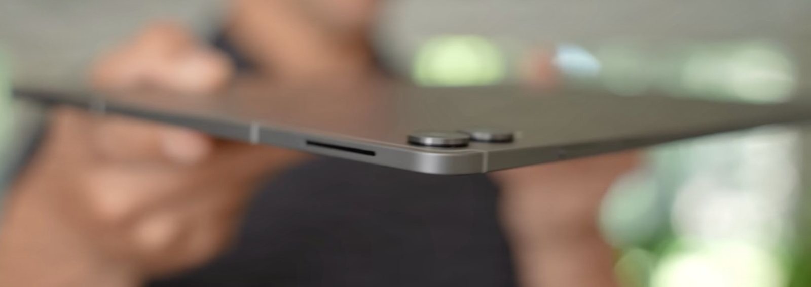 Edge-on view showing the 5.1 mm thickness of the Samsung Galaxy Tab S11 Ultra